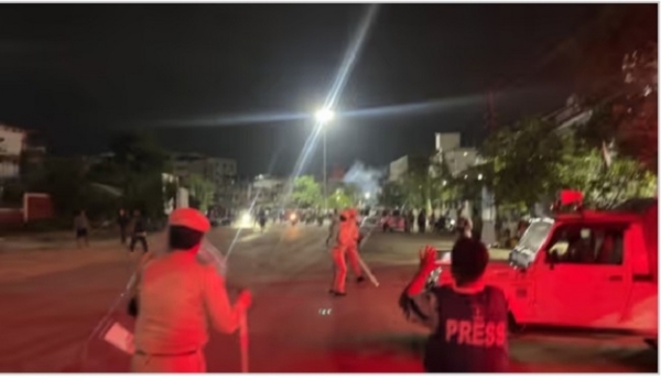 منی پور میں کوکی زخمیوں کو لے کر ریمس کے باہر مظاہرے کی تصویر۔