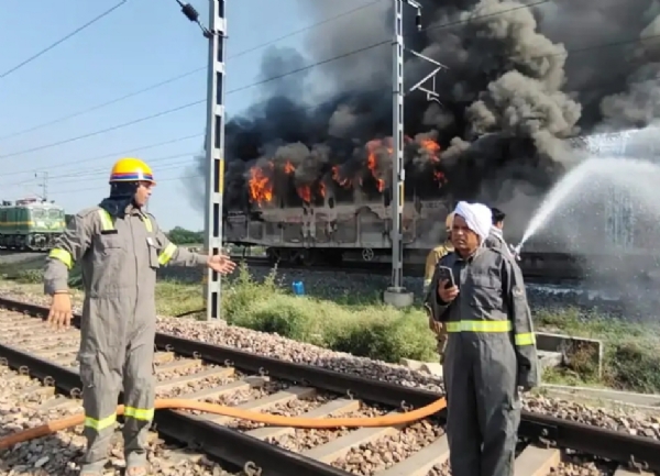 مال گاڑی کے ڈبے میں خوفناک آگ، فائر بریگیڈ نے مشقت کے بعد قابو پا یا
