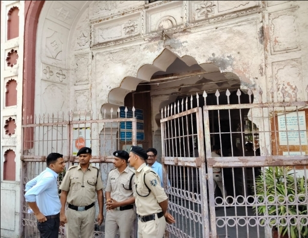 گجرات کے تین میونسپل کارپوریشنوں کو بم کی دھمکیاں، سخت سیکورٹی گجرات کے تین میونسپل کارپوریشنوں کو بم کی دھمکیاں، سخت سیکورٹی
