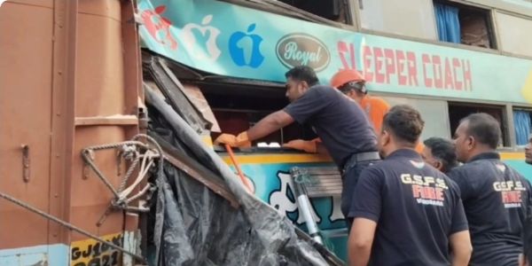(اپ ڈیٹ) گجرات کے وڈودرہ میں بس اور ٹرک میں تصادم؛ سات ہلاک، 26 زخمی