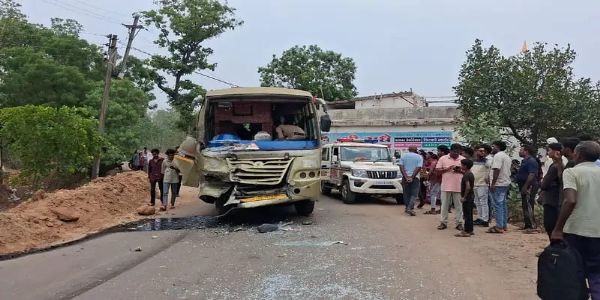 کوربا: ٹرک اور مسافر بس کے درمیان خوفناک تصادم، ڈرائیور کیبن میں پھنس گیا، ایک درجن سے زائد مسافر زخمی