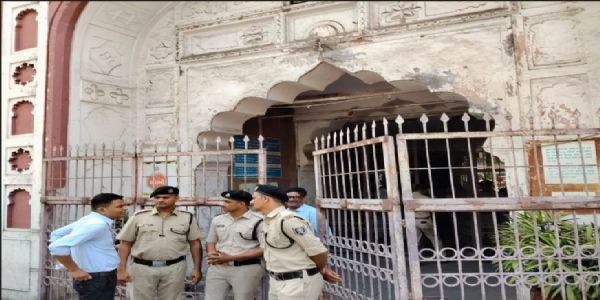 گجرات کے تین میونسپل کارپوریشنوں کو بم کی دھمکیاں، سخت سیکورٹی