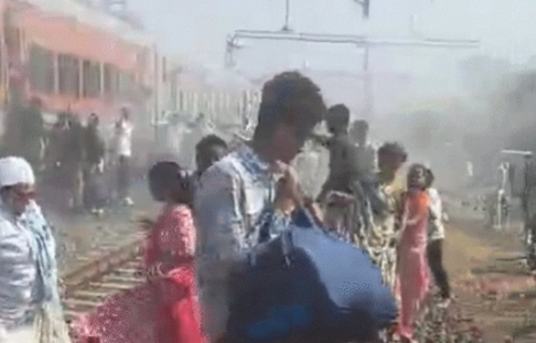 رتلام میں ٹرین سے دھواں نکلنے کے بعد اتر کر ادھر ادھر بھاگتے مسافر رتلام میں ٹرین سے دھواں نکلنے کے بعد اتر کر ادھر ادھر بھاگتے مسافر
