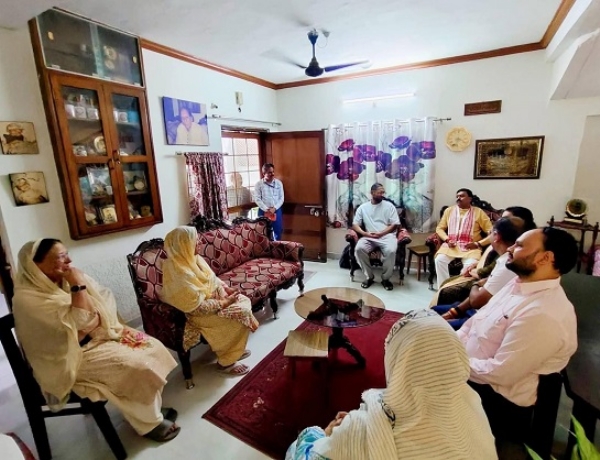 مدھیہ پردیش حکومت کے وزیر ثقافت و سیاحت دھرمیندر بھاو سنگھ لودھی نے پدم شری ڈاکٹر بشیر بدر کے انتقال کے بعد ان کے عیدگاہ کالونی واقع گھر پہنچ کر ان کے اہلِ خانہ سے ملاقات کی اور گہری تعزیت و ہمدردی کا اظہار کیا۔