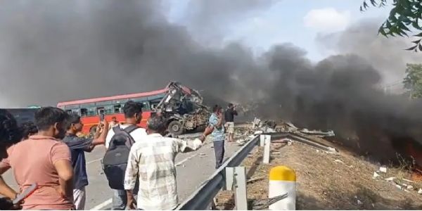 گجرات کے سورت میں مہاراشٹر اسٹیٹ ٹرانسپورٹ (ایس ٹی) کی دو بسوں کے درمیان تصادم کے بعد لگی آگ ،سات مسافروں کی موت