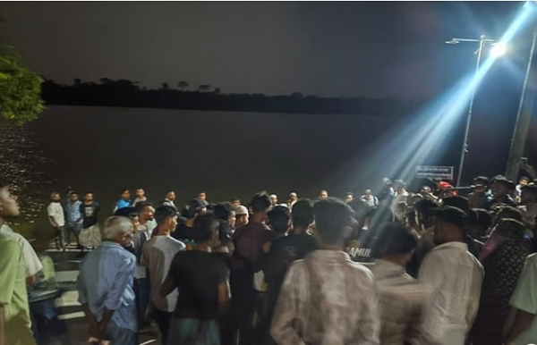 بنگلہ دیش کے باگیرہاٹ میں تاریخی خان جہان علی درگاہ کے تقریباً واقع تالاب میں پیر کی رات ایک بچی کی تلاش کی گئی۔ بتایا گیا ہے کہ مگرمچھ بچی کو تالاب میں کھینچ لے گیا ہے۔ فائر بریگیڈ مقامی لوگوں کی مدد سے لاپتہ بچی کو ڈھونڈنے کے لیے ریسکیو آپریشن چلا رہا ہے۔ فوٹو: پروتھوم الو بنگلہ دیش کے باگیرہاٹ میں تاریخی خان جہان علی درگاہ کے تقریباً واقع تالاب میں پیر کی رات ایک بچی کی تلاش کی گئی۔ بتایا گیا ہے کہ مگرمچھ بچی کو تالاب میں کھینچ لے گیا ہے۔ فائر بریگیڈ مقامی لوگوں کی مدد سے لاپتہ بچی کو ڈھونڈنے کے لیے ریسکیو آپریشن چلا رہا ہے۔ فوٹو: پروتھوم الو