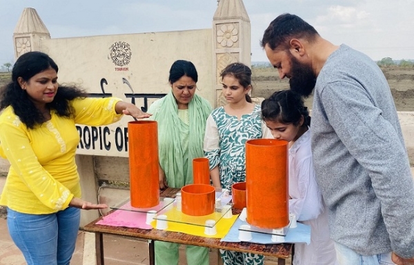 سورج کا شمالی سفر مکمل ہونے کے فلکیاتی واقعے کی معلومات دیتی ہوئی سائنس پروموٹر ساریکا گھارو سورج کا شمالی سفر مکمل ہونے کے فلکیاتی واقعے کی معلومات دیتی ہوئی سائنس پروموٹر ساریکا گھارو