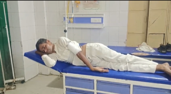 بد معاشوں نے موٹر سائیکل سوار نوجوان کو گولی ماردی، گولی اس کے ہاتھ میں لگی بد معاشوں نے موٹر سائیکل سوار نوجوان کو گولی ماردی، گولی اس کے ہاتھ میں لگی