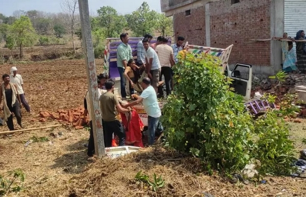 مدھیہ پردیش کے چھندواڑہ میں بے قابو ٹرک نے پک اپ گاڑی کو ٹکر مار دی، 6 مزدور ہلاک اور 20 زخمی مدھیہ پردیش کے چھندواڑہ میں بے قابو ٹرک نے پک اپ گاڑی کو ٹکر مار دی، 6 مزدور ہلاک اور 20 زخمی