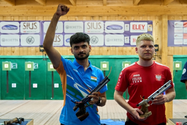 آئی ایس ایس ایف جونیئر ورلڈ چمپئن شپ میں شیوا نے چاندی اور یوگ پرتاپ نے کانسہ کا تمغہ جیتا آئی ایس ایس ایف جونیئر ورلڈ چمپئن شپ میں شیوا نے چاندی اور یوگ پرتاپ نے کانسہ کا تمغہ جیتا