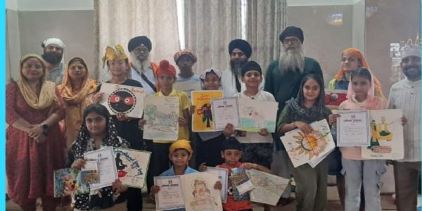 رنگوں کے ذریعے بچوں نے پیش کی اپنی تخلیقی صلاحیتیں