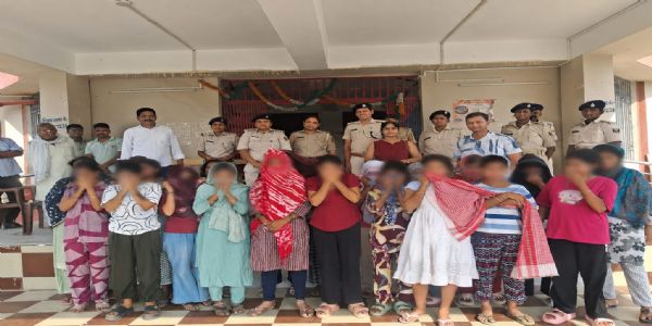 آرکسٹرا چلانے والوں کے ٹھکانوں پر خاتون پولیس کی چھاپہ ماری ، 20 نابالغ لڑکیاں برآمد