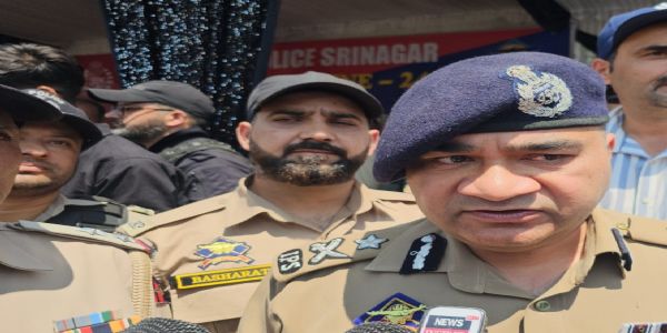آئی جی پی کشمیرکی 8ویں محرم کے جلوس میں شرکت، امن، نظم و ضبط برقرار رکھنے پر عزاداروں کی تعریف