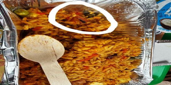 تیجس ایکسپریس میں بریانی میں مکھی ملنے پر ٹھیکیدار پر ایک لاکھ روپے کاجرمانہ اور لائسنس ختم کرنے کا نوٹس جاری
