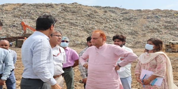 میئر نے اوکھلا لینڈ فل پر بائیو-ریمیڈی ایشن کے کام کا جائزہ لیا