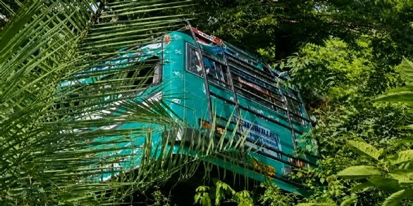 کٹھوعہ میں یاتریوں سے بھری بس حادثے کا شکار ۔