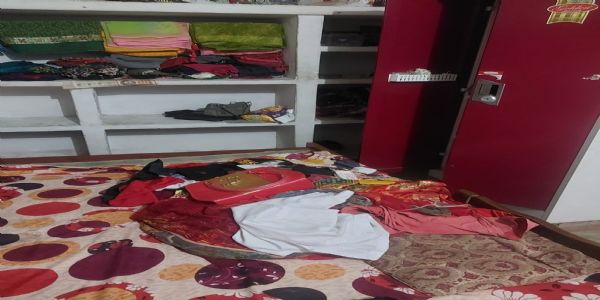 تین گھروں کے تالے ٹوٹے ، لاکھوں مالیت کا قیمتی سامان اور ایک ڈبل بیرل بندوق چوری ، پولیس ٹیم جائے وقوع پر پہنچی