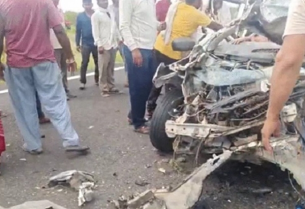 مندسور میں دہلی-ممبئی ایکسپریس وے پر حادثے کے بعد ہجوم جمع
