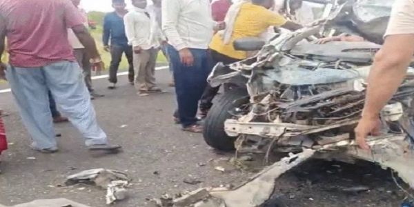 ایم پی میں دہلی-ممبئی ایکسپریس وے پر ٹرک میں بے قابو کار گھسی، مہاراشٹر کے 4 افراد ہلاک