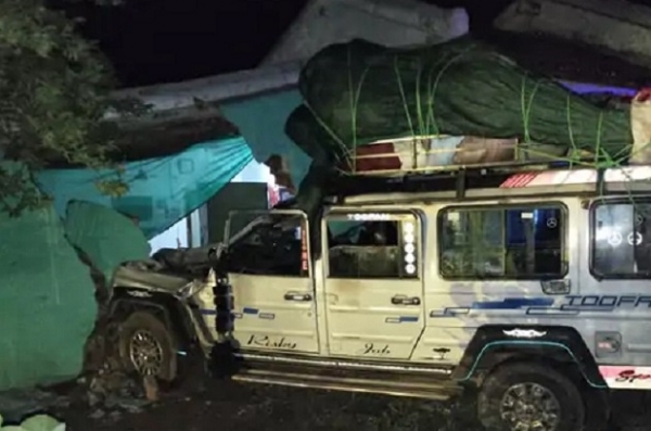 ایم پی کے سیونی میں مزدوروں سے بھری اوور لوڈ گاڑی بے قابو ہو کر مکان میں گھسی، تین کی موت