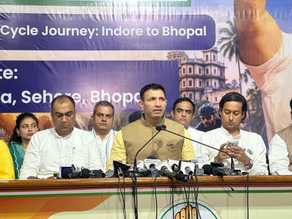 ریاستی کانگریس دفتر میں منعقدہ مشترکہ پریس کانفرنس میں جیتو پٹواری، جے وردھن سنگھ اور پریا ورت سنگھ