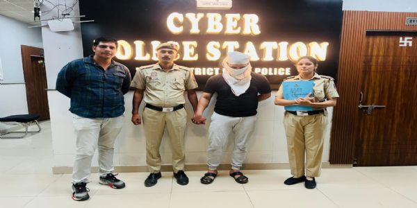 خواتین کوٹکر مارکر ویڈیو بنا کر سوشل میڈیا پر وائرل کرنے والا ’روڈ سیفٹی والا‘ گرفتار