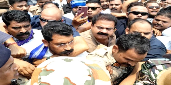 کیتن کے اہل خانہ سے ملنے جارہے ایم پی اور ایم ایل اے کو ہریدوار میں پولس نے روکا،ہاتھا پائی کے بعد دونوں رہنما دھرنے پر بیٹھے