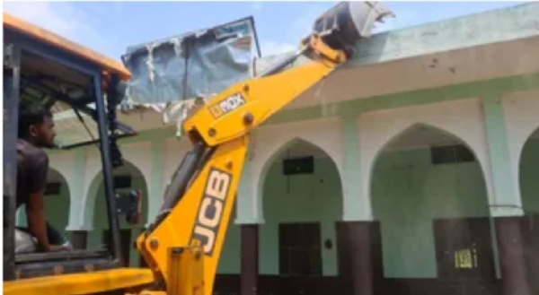 غازی آباد میں مبینہ طور پر سرکاری زمین پر قائم مدرسے پر بلڈوزر کاروائی