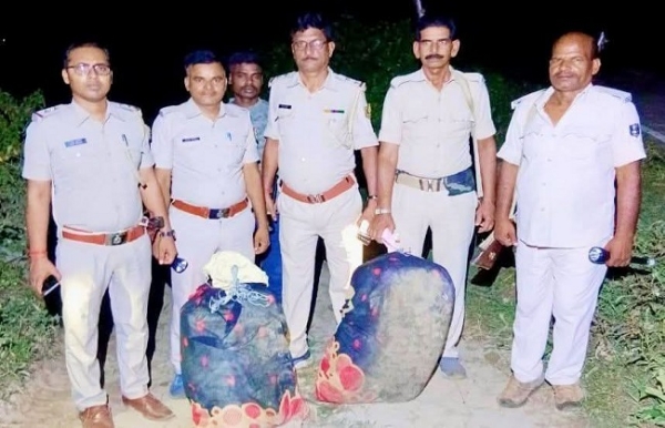 رات کے اندھیرے میں ندی پار کر کے لایا گیا 35 کلو اسمگلنگ کا گانجہ ، ضبط رات کے اندھیرے میں ندی پار کر کے لایا گیا 35 کلو اسمگلنگ کا گانجہ ، ضبط