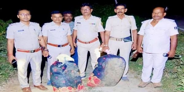 رات کے اندھیرے میں ندی پار کر کے 35 کلو اسمگلنگ کا گانجہ لایا گیا، ضبط