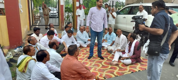 کانگریس یوپی کے صدر اجے رائے گیسٹ ہاوس میں نظر بند ، کانگریس کارکنوں نے احتجاجی دھرنا