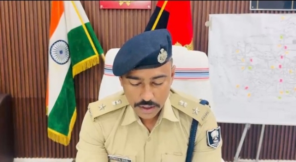 ر پور کے سٹی ایس پی محب اللہ انصاری میڈیا سے بات کرتے ہوئے