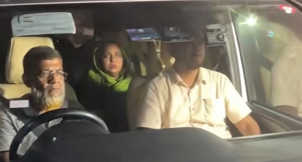 سیلینا حیات کو بدھ کی رات تقریباً 10.15 بجے غازی پور کی قاسم  پور سینٹرل خاتون جیل سے رہا کیا گیا۔ وہ رات قریب 12.30 بجے کار سے نارائن گنج کے دیوبھوگ علاقے میں واقع اپنے گھر پہنچیں۔ فوٹو: پروتھوم الو