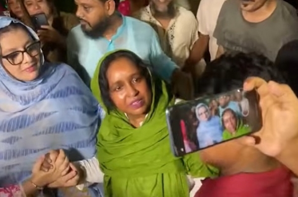 گھر پر سیلفی لیتے لوگ۔ فوٹو: پروتھوم الو