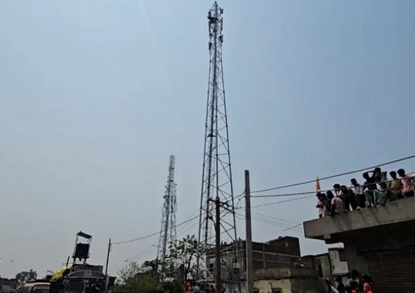 JH-YOUNG-MAN-CLIMBED-TOWER-DEMANDING-THE-CO-TO-BE-