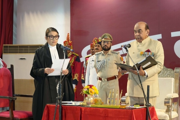 عہدے اور رازداری کا حلف لیتی ہوئیں چیف جسٹس جسٹس میناکشی مدن رائے