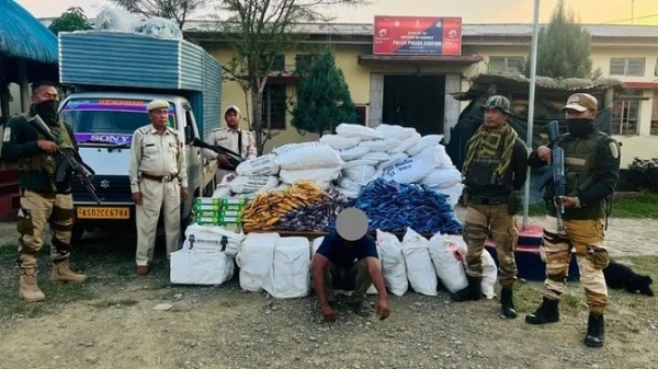 منی پور میں چلائی جا رہی مہم سے متعلق تصویر۔ ایک اور شخص بھی پکڑا گیا منی پور میں چلائی جا رہی مہم سے متعلق تصویر۔ ایک اور شخص بھی پکڑا گیا