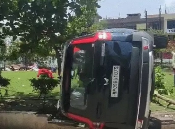 حمیدیہ اسپتال میں حادثے کے بعد غصے میں آئے لوگوں نے کار کو پلٹا حمیدیہ اسپتال میں حادثے کے بعد غصے میں آئے لوگوں نے کار کو پلٹا