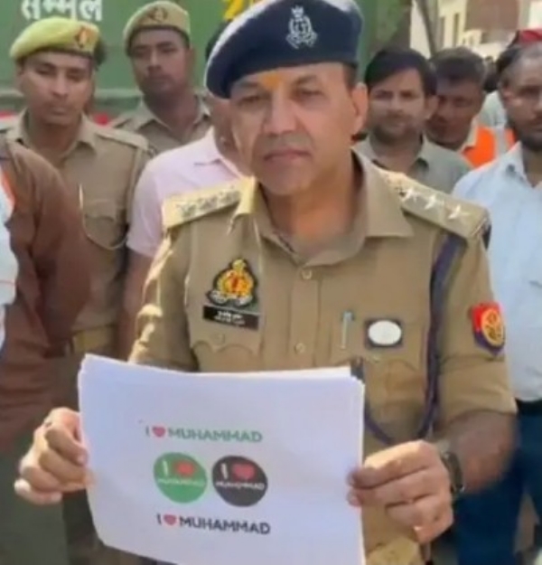 سنبھل کی مسجد میں آئی لو محمد کے پوسٹر ملنے کومتنازعہ بتارہی ہے پولس، آٹھ افراد کے خلاف مقدمہ درج سنبھل کی مسجد میں آئی لو محمد کے پوسٹر ملنے کومتنازعہ بتارہی ہے پولس، آٹھ افراد کے خلاف مقدمہ درج