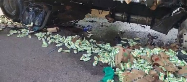 سڑک پر بکھری ہوئی دیسی شراب کی بوتلوں کی فوٹو سڑک پر بکھری ہوئی دیسی شراب کی بوتلوں کی فوٹو