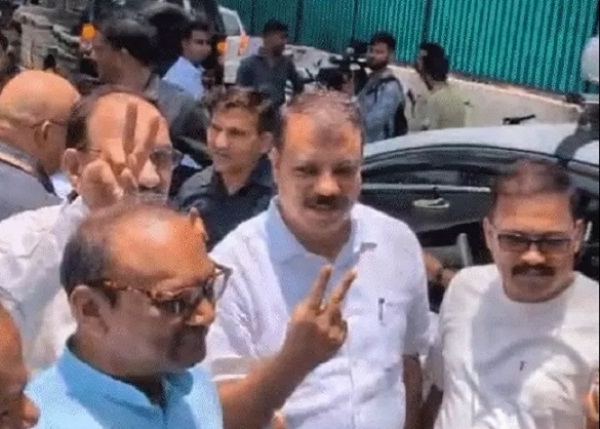 حزب اختلاف رہنما امنگ سنگھار کے ساتھ ایئرپورٹ پہنچے کانگریس اراکینِ اسمبلی۔