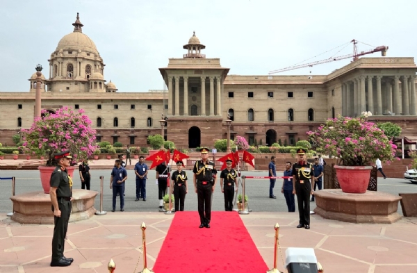 ہمارا بنیادی مقصد سودیشی طریقوں کا استعمال کرکے جنگ جیتنا ہوگا : فوج کے سربراہ ہمارا بنیادی مقصد سودیشی طریقوں کا استعمال کرکے جنگ جیتنا ہوگا : فوج کے سربراہ