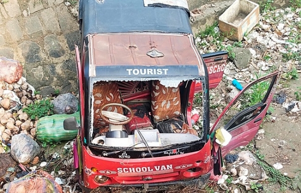 بہار میں بچوں سے بھری اسکول وین 15 فٹ گہری نہر میں گری بہار میں بچوں سے بھری اسکول وین 15 فٹ گہری نہر میں گری