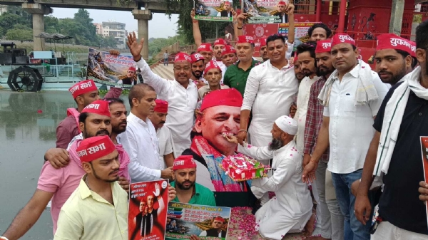 UP-VNS-SP-AKHILESH-YADAV-BIRTH UP-VNS-SP-AKHILESH-YADAV-BIRTH