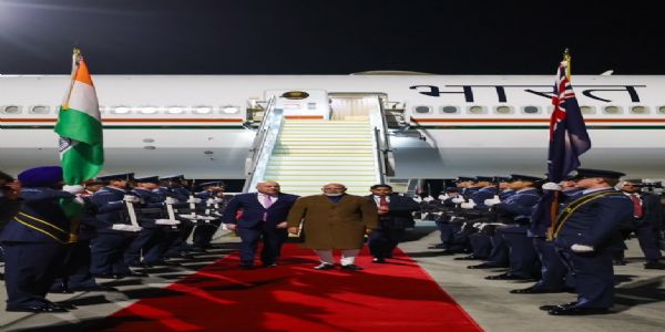 پی ایم مودی اپنے دورے کے تیسرے مرحلے میں نیوزی لینڈ پہنچے، ہوائی اڈے پر پی ایم لکسن نے استقبال کیا