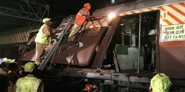 تاریخ کے آئینے میں 11 جولائی: لوکل ٹرینوں میں بم دھماکوں سے ممبئی دہل گئی تھی، 189 افراد کی موت