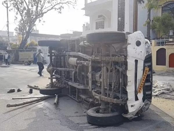 باراتیوں سے بھری تیز رفتار پک اپ پلٹی باراتیوں سے بھری تیز رفتار پک اپ پلٹی