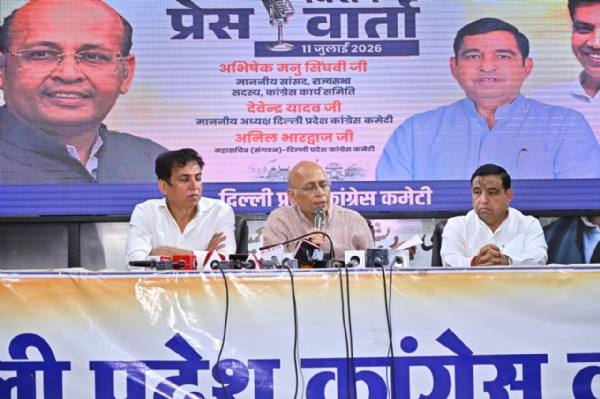 राजीव भवन स्थित दिल्ली प्रदेश कांग्रेस कमेठी दफ्तर में प्रेस कॉन्फ्रेंस को संबोधित  करते ऑल इंडिया कांग्रेस कमेटी के प्रवक्ता अभिषेक मनु सिंघवी