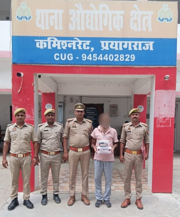 प्रयागराज के औद्योगिक थाने में गिरफ्तार स्मैक तस्कर का छाया चित्र प्रयागराज के औद्योगिक थाने में गिरफ्तार स्मैक तस्कर का छाया चित्र