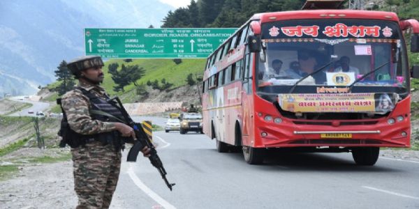 جموں کے بھگوتی نگر بیس کیمپ سے تیرتھ یاتریوں کا قافلہ وادی کے لئے روانہ